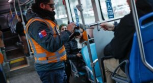 Desde ahora evadir el transporte público podría costarte el pasaporte o no ingresar a partidos de fútbol: Contraloría aprueba nuevas sanciones para evasores