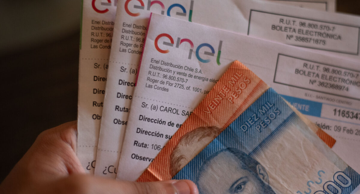 Pareja explica cómo pasaron de pagar $45.000 a $708 en la cuenta de luz usando paneles solares: “No pagas un peso y a fin de año te pasan plata”