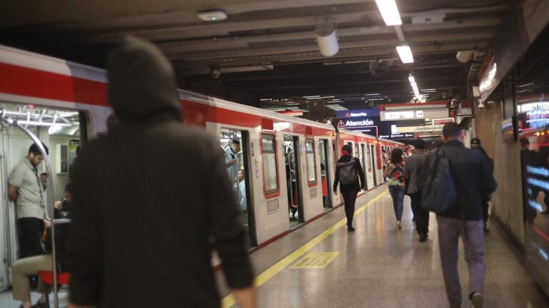 Metro informa que su servicio tiene una “disminución de velocidad”: Hay mayores tiempos de viaje en Línea 5