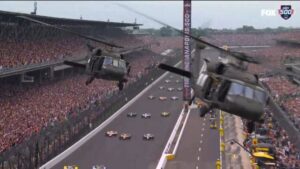 Solo en Estados Unidos: Dos Black Hawk acompañan la vuelta previa de las 500 Millas de Indianapolis