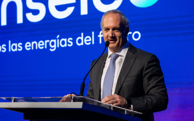 “Sin transmisión suficiente, la energía limpia y más económica no llega donde se necesita”: debate reúne a líderes del sector eléctrico
