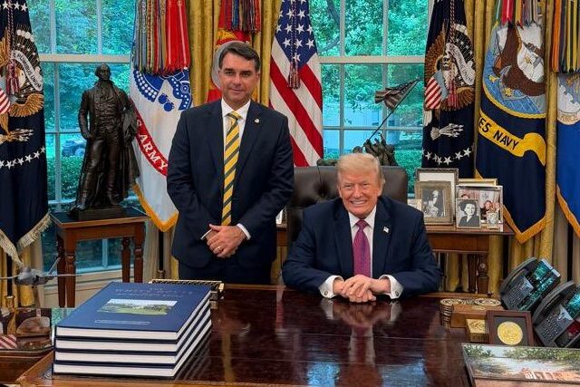 Trump recibe a hijo de Bolsonaro en la Casa Blanca para respaldar su candidatura presidencial