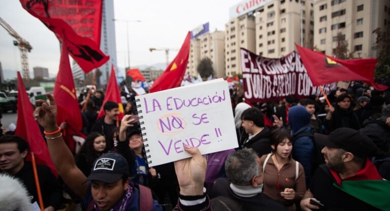 Delegación Presidencial desmiente a la Confech y exhibe correos enviados para coordinar marcha por la educación