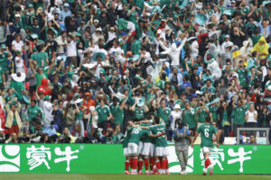 México celebra bajo la lluvia su triunfo ante Sudáfrica en el arranque del Mundial 2026
