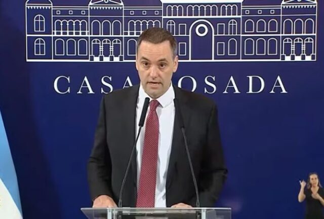 Jefe de Gabinete argentino admite que omitió US$500 mil de su declaración jurada de patrimonio