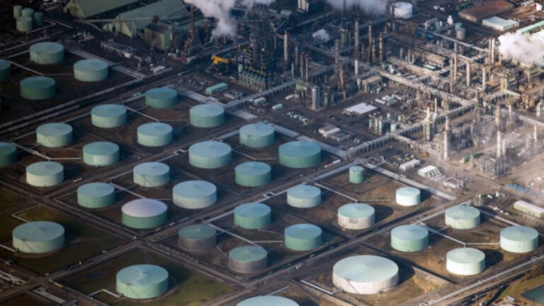 Petróleo sube por tensión en Medio Oriente mientras negociaciones entre EE.UU. e Irán muestran pocos avances