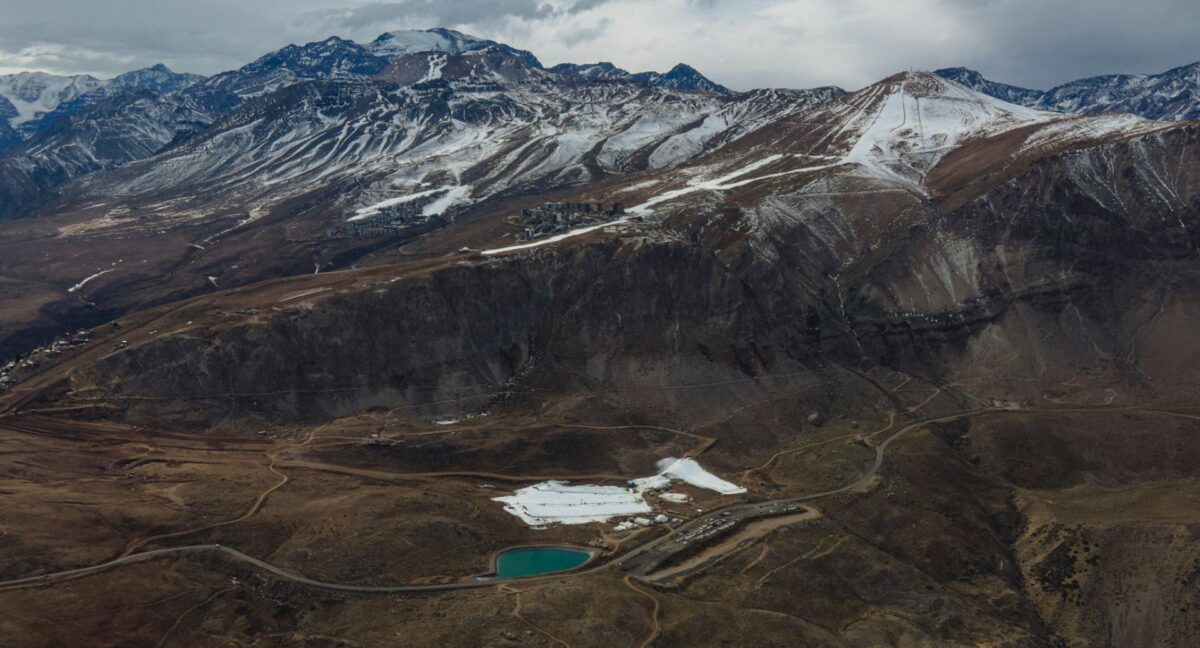 El desolador panorama de los centros de esquí en Santiago ante un invierno sin nieve: más del 90% de las pistas permanecen inhabilitadas en plena temporada alta