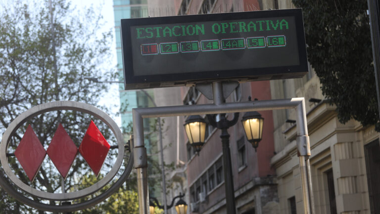 Metro de Santiago restablece servicio en Línea 1 tras presencia de una persona en la vía