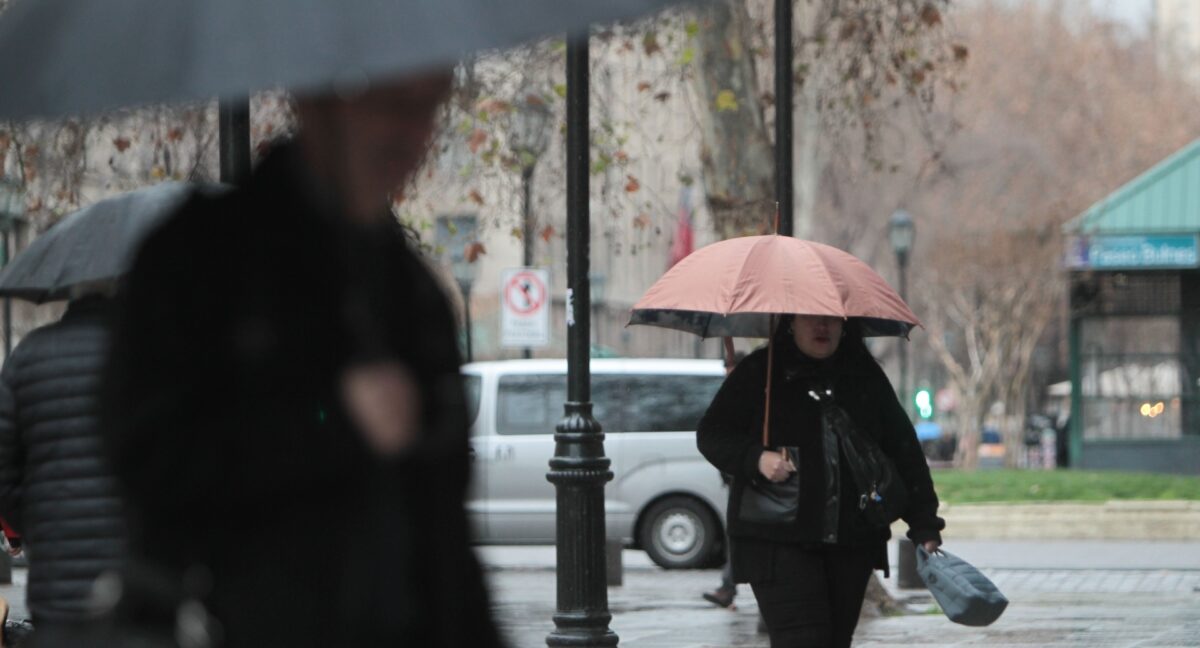 ¿A qué hora comienzan las lluvias en Santiago y qué implica la alarma meteorológica emitida por la DMC?