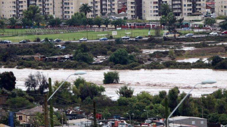 Senapred llama a la población a evacuar sectores en La Serena por desborde del río Elqui
