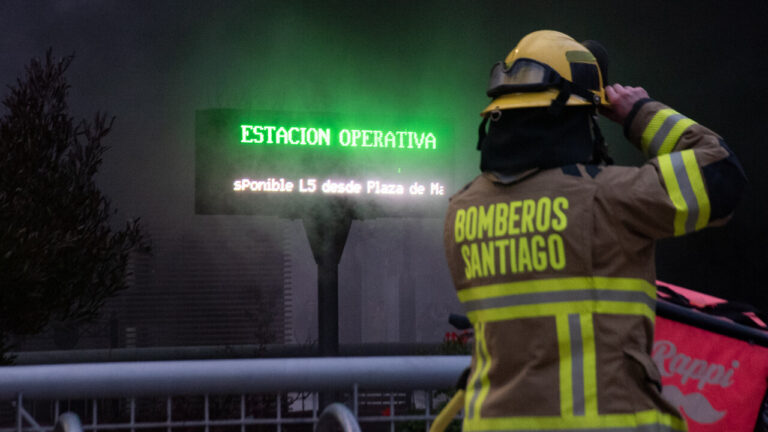 Tras incendio en vagón del Metro: Estación Santa Isabel permanecerá cerrada y sin detención de trenes este martes