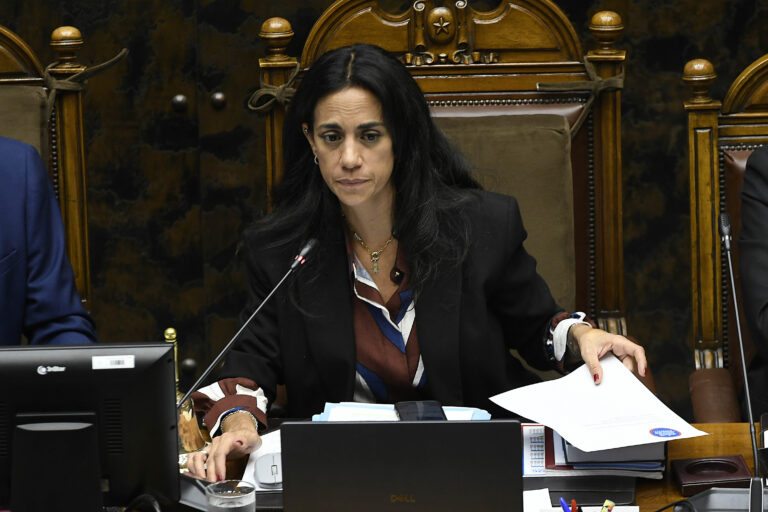 Presidenta del Senado, Paulina Núñez, advierte riesgo de destitución de parlamentarios por test de drogas.