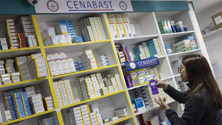 Ley Cenabast permite ahorrar 90% en medicamentos: ¿Cómo saber si una farmacia está adherida?