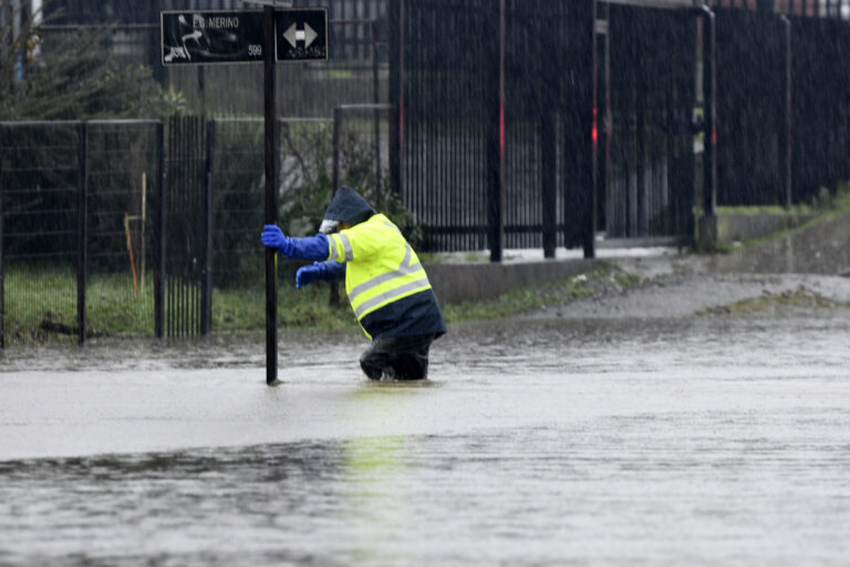 Lluvias torrenciales amenazan Chile: Pronostican hasta 150 milímetros de precipitaciones en 48 horas