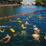 Cómo el río Sena pasó de ser un desastre tóxico al lugar de moda para nadar en París