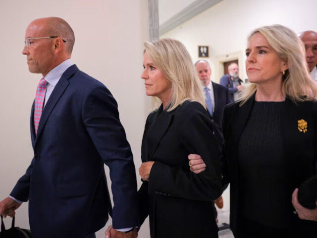 Sobrevivientes de Epstein aseguran que su asistente, Lesley Groff, mintió ante el Congreso en su testimonio