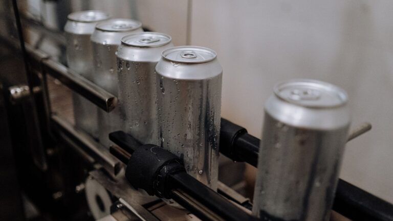 Diputados UDI buscan prohibir venta de bebidas energéticas a menores de 18 años: Advierten efectos adversos en la salud