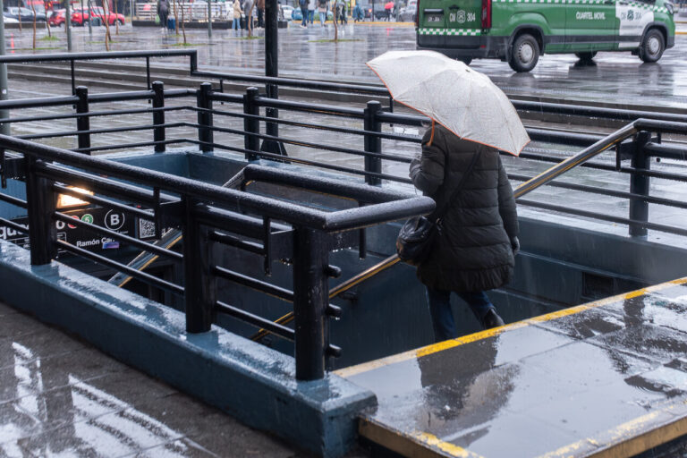 Lluvia y nieve regresan a la RM: A qué hora comenzarían las precipitaciones este viernes