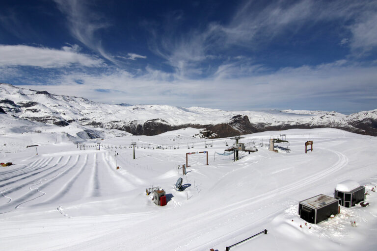 “Chile debe convivir con la nieve y no paralizarse”: Centros de ski piden revisar criterios para el cierre preventivo de caminos a la montaña