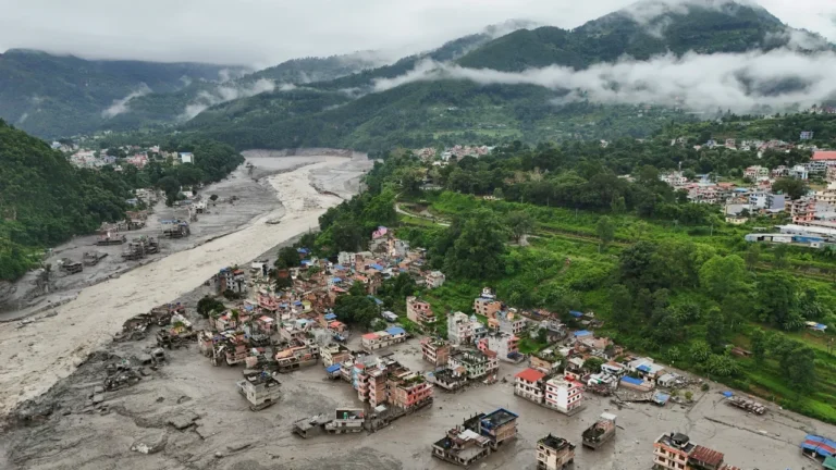 Desastre “inimaginable” en Nepal y Tíbet: Balance asciende a más de 900 muertos y casi 4.800 desaparecidos