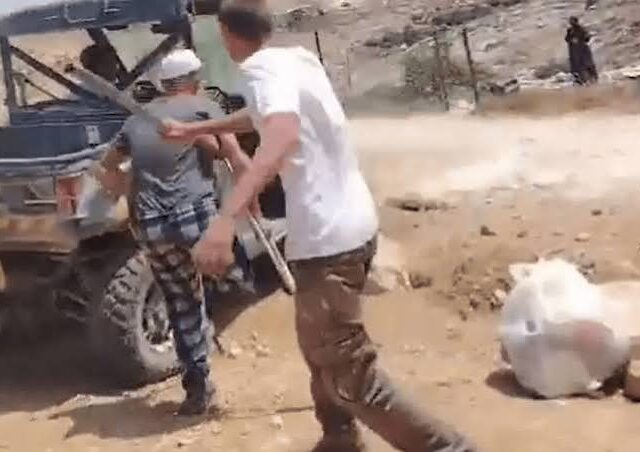 Detienen a dos adolescentes israelíes por golpear con un palo a un palestino amputado en Hebrón