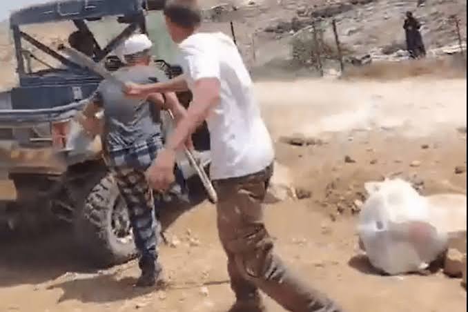 Detienen a dos adolescentes israelíes por golpear con un palo a un palestino amputado en Hebrón