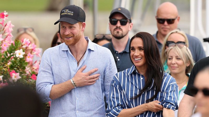 Harry y Meghan regresaron al Reino Unido seis años después de renunciar a la realeza: Arribaron al aeropuerto de Birmingham