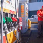 ¿Nuevo golpe al bolsillo? Bencinas podrían subir cerca de $39 por litro y diésel hasta $100 a comienzos de octubre, según economista