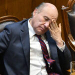 “Es la decisión más difícil que me ha tocado tomar”: Ministro Quiroz asegura que bencinazo no fue un error pero admite que “puede haber influido” en el consumo