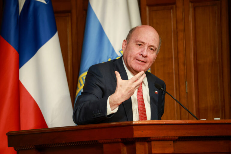 Ministro Quiroz vuelve a respaldar el “bencinazo”: “La medida está envejeciendo bastante bien a la luz de todo lo que pasó después”