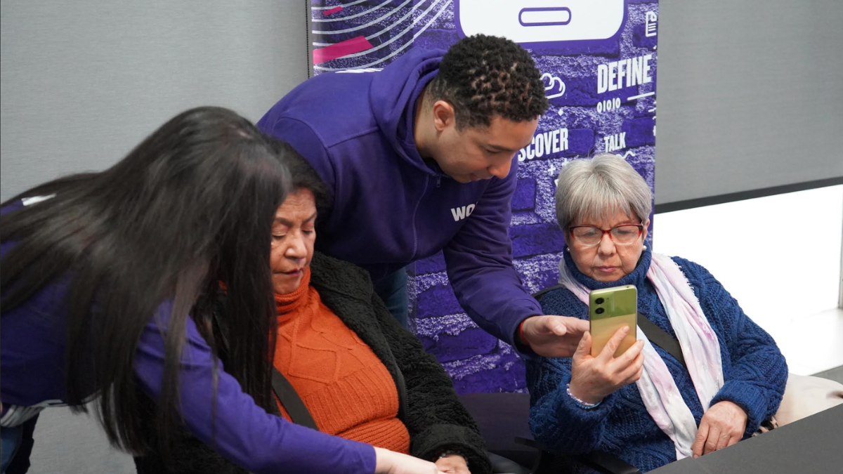 “Wom Vecino” enseña herramientas digitales y ciberseguridad a adultos mayores