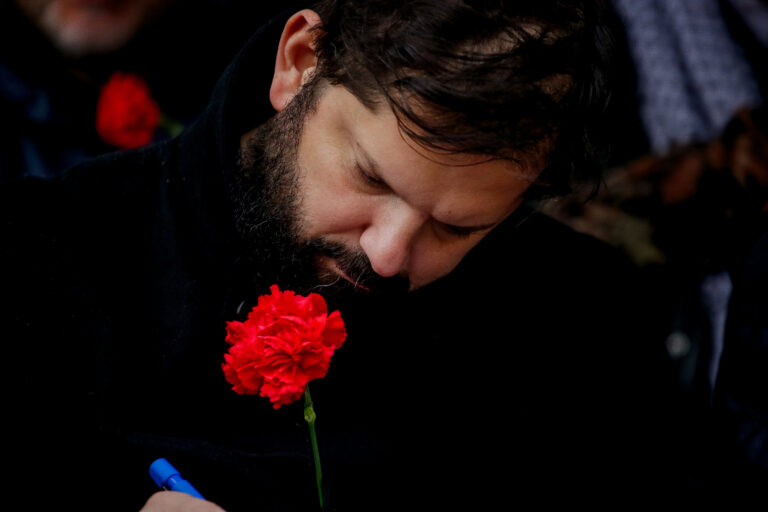 Gabriel Boric a 38 años del triunfo del NO: “A ustedes les debemos la democracia en la que hemos crecido”