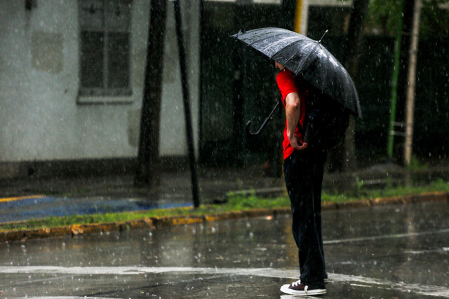 Vuelven las lluvias a Santiago: Pronostican hasta 20 mm y llaman a extremar precauciones en zonas afectadas por aluviones